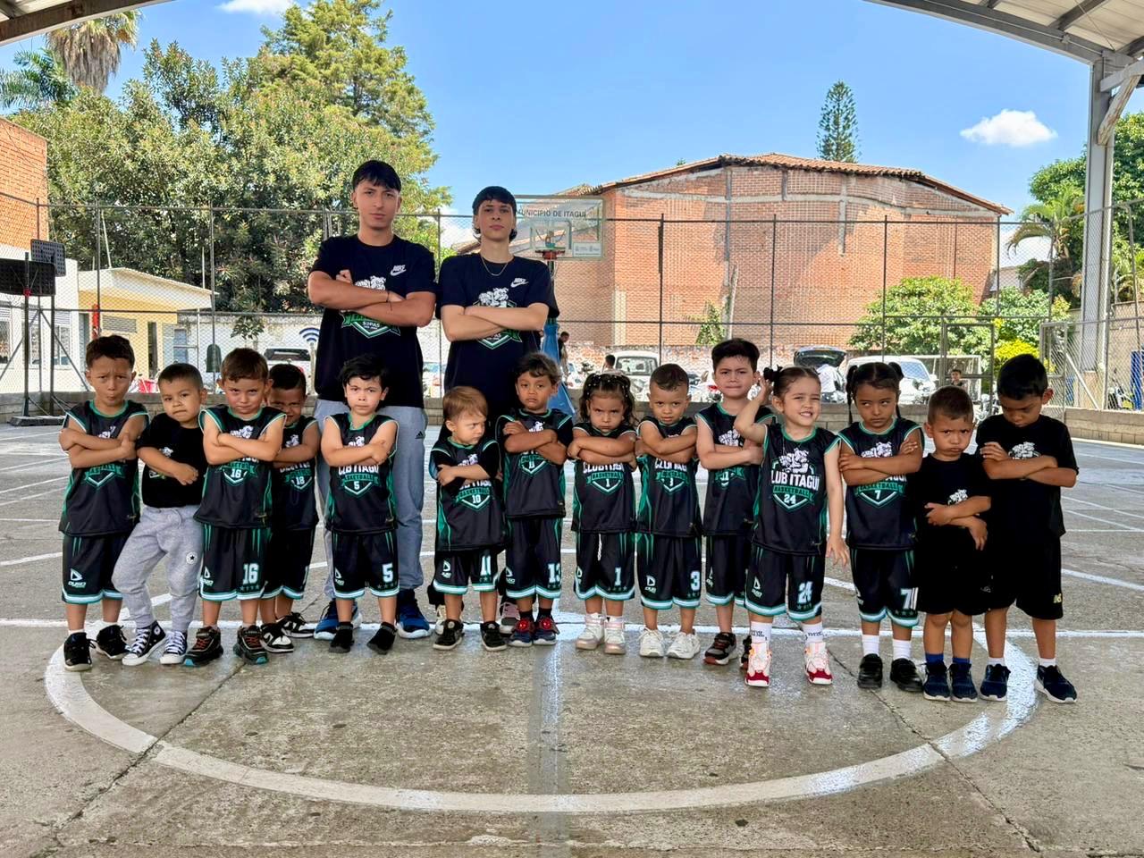 Equipo sub 4-6 del Club Itagüí Basketball con sus entrenadores